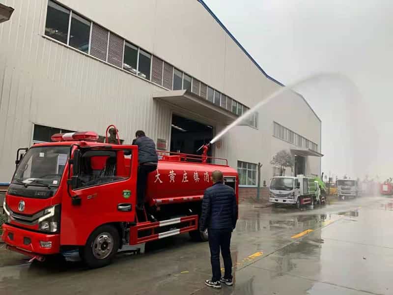 东风3.74吨洒（供）水车